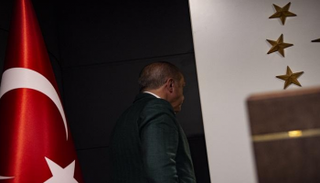 الرئيس التركي رجب طيب أردوغان يعطي ظهره للديمقراطية