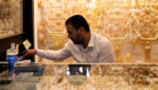 الذهب يسجل ذروة أسبوع مع تراجع شهية المخاطرة