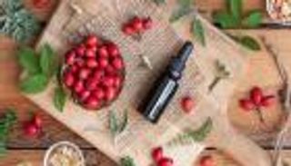 فوائد زيت الورد للبشرة.. يكافح الشيخوخة والالتهابات