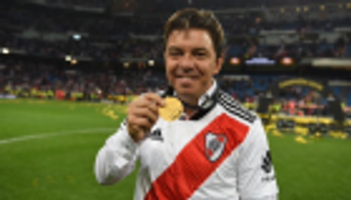 جماهير ريفر بليت تشيد تمثالا لمدرب الفريق