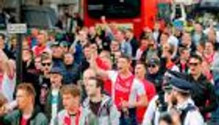 بالفيديو.. جماهير أياكس تطارد لاعبي توتنهام بالألعاب النارية