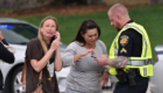 بالصور.. هلع يخيم على وجوه الأمريكيين إثر حادث مدرسة كولورادو