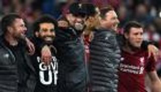 بالفيديو.. صلاح يمازح ميلنر وسط احتفالات ليفربول بـ"الريمونتادا"