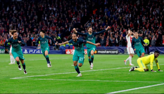 فرحة لوكاس مورا بعد الهاتريك