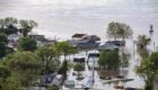 بالصور.. فيضانات توقع قتيلا وتلغي مئات الرحلات الجوية وسط أمريكا