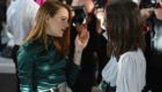 أحدث عروض "لوي فويتون".. أزياء تعكس العلاقة بين نيويورك وباريس