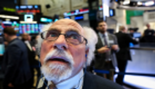 وول ستريت تواصل الخسائر بفعل ضغوط الحرب التجارية