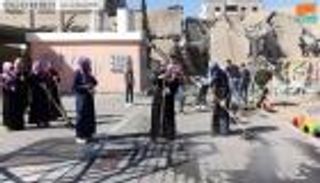 بالصور.. "سنابل الخير".. مبادرة شبابية لجمع ركام القصف الإسرائيلي بغزة