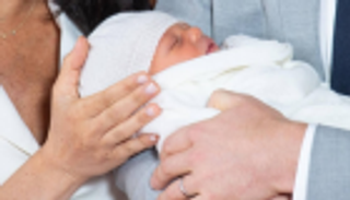 "بي بي سي" تفصل مذيعا سخر من مولود هاري وميجان بصورة قرد