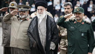 خامنئي مع قيادات الحرس الثوري