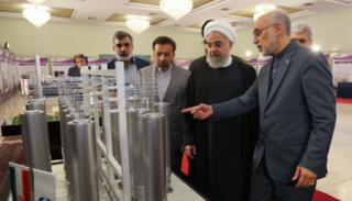رئيس إيران يتفقد أجهزة نووية - أرشيفية