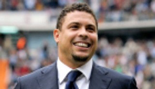 البرازيلي رونالدو يدافع عن موسم برشلونة