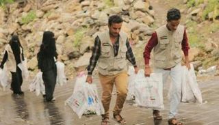 فريق تابع للهلال الأحمر الإماراتي أثناء توزيع طعام الإفطار