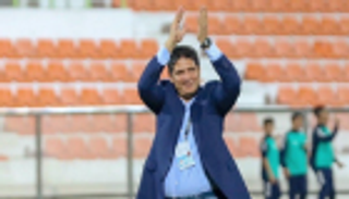 عجمان يمدد عقد مدربه أيمن الرمادي