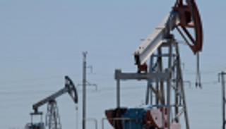 النفط يتجاهل الحرب التجارية ويرتفع مستفيدا من شح الإمدادات 