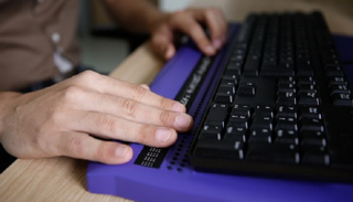 لوحة كتابة الحاسوب المدعومة بحروف برايل