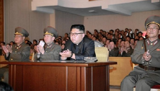 زعيم كوريا الشمالية كيم جونج أون وسط قادته العسكريين - أرشيفية