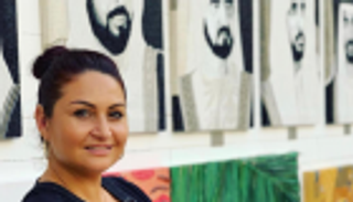 بالصور.. بريطانية تبدع لوحات لقادة الإمارات بـ2 مليون كريستالة