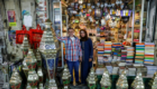 فلسطيني يضيء القدس القديمة بفوانيس رمضان