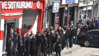 زحام أمام هيئة اللحوم والألبان في مدينة سيواس وسط تركيا