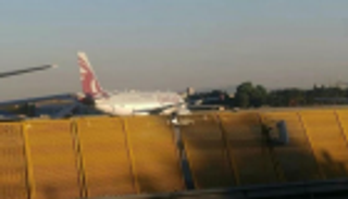 طائرة قطرية تحط بطهران لأسباب مجهولة.. وشكوك بشأن نقلها مسؤولي إيران