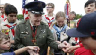 برلين تكرّم طياراً أمريكياً ساهم في إنهاء حصارها قبل 70 عاماً