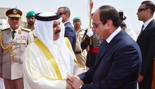 ملك البحرين يستقبل الرئيس المصري