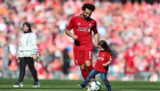 محمد صلاح يداعب ابنته مكة بعد الفوز بالحذاء الذهبي