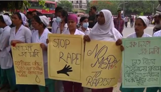 بالصور.. ممرضات يتظاهرن احتجاجا على اغتصاب زميلتهن وقتلها ببنجلاديش