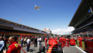 طائرة الإمارات A380 تفتتح سباق "فورمولا 1" الإسباني