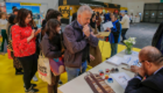 الشارقة تروي حكاية الخط العربي والرسم بالحناء لزوار "تورينو للكتاب"