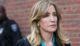 الممثلة فيليسيتي هافمان: دفعت 15 ألف دولار رشوة لاجتياز اختبار الجامعات