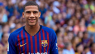 وكيل مدافع برشلونة يؤكد صعوبة انتقاله لنابولي