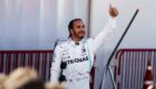 هاميلتون يهدي مريض سرطان كأس الجائزة الكبرى