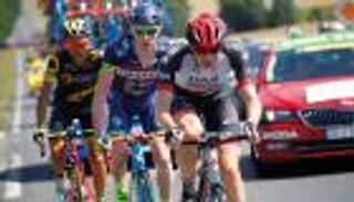 فيديوجراف.. دراج فريق الإمارات يضرب مثالا في الروح الرياضية