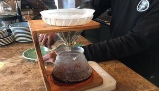 فنجان قهوة مميزة بـ150 درهما في الإمارات