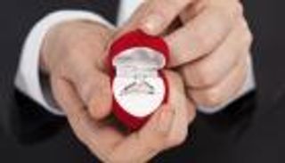 شاب يتقدم لخطبة فتاة بخاتم مصنوع من شعره.. واستياء على مواقع التواصل