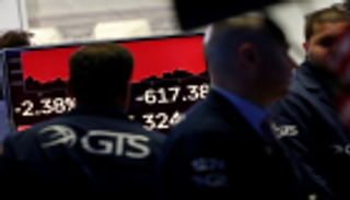 رسوم الصين الانتقامية تهبط بـ"وول ستريت" عند الإغلاق