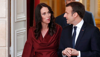 الرئيس الفرنسي إيمانويل ماكرون ورئيسة وزراء نيوزيلندا جاسيندا أرديرن