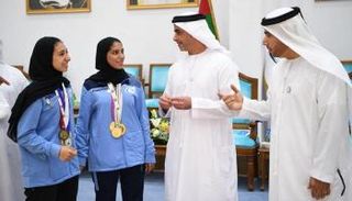 الشيخ سيف بن زايد آل نهيان يهنئ أشواق المصعبي في إحدى المباريات