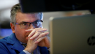 تراجع مبيعات التجزئة الأمريكية يقود وول ستريت للانخفاض