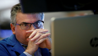 متعامل أثناء التداول في بورصة نيويورك - رويترز