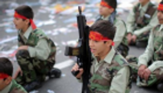 خلافا للقوانين الدولية.. إيران تقر بتجنيد "الأطفال" للقتال