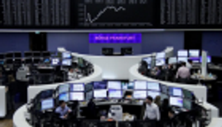 أسهم أوروبا ترتفع بدعم قطاع السيارات وسط آمال تأجيل الرسوم