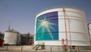 أرامكو تعيد تشغيل خط أنابيب لنقل النفط بعد يومين فقط من استهدافه