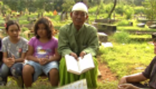 إندونيسيون فقراء يتلون القرآن بالمقابر في رمضان لزيادة دخلهم