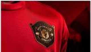 مانشستر يونايتد يخلد ذكرى الثلاثية التاريخية بقميصه الجديد