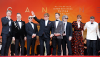 بالصور.. إلتون جون يفتتح فيلم سيرته الذاتية في "كان السينمائي"