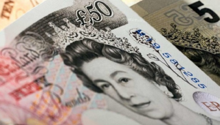 الجنيه الإسترليني انخفض مقابل اليورو والدولار