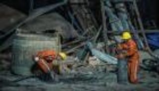 المياه تحاصر 9 عمال بمنجم حديد في الصين